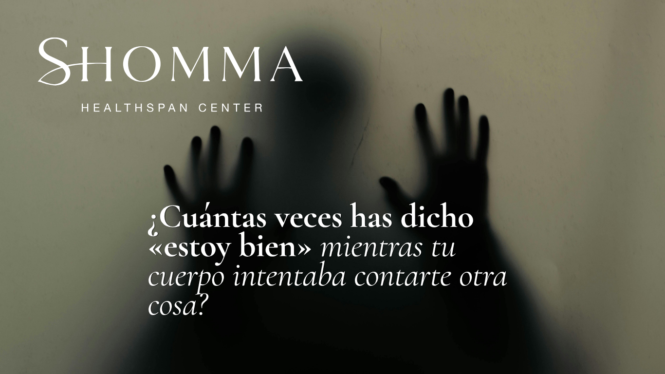 Silueta difusa de unas manos apoyadas en un cristal con el titular ¿Cuántas veces has dicho estoy bien mientras tu cuerpo intentaba contarte otra cosa?
