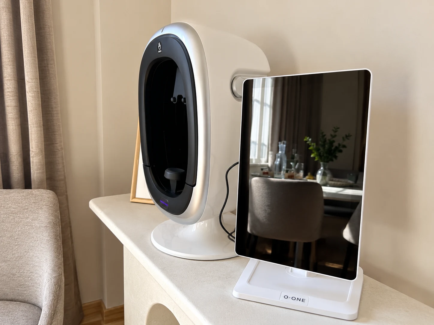 Facial skin analysis device